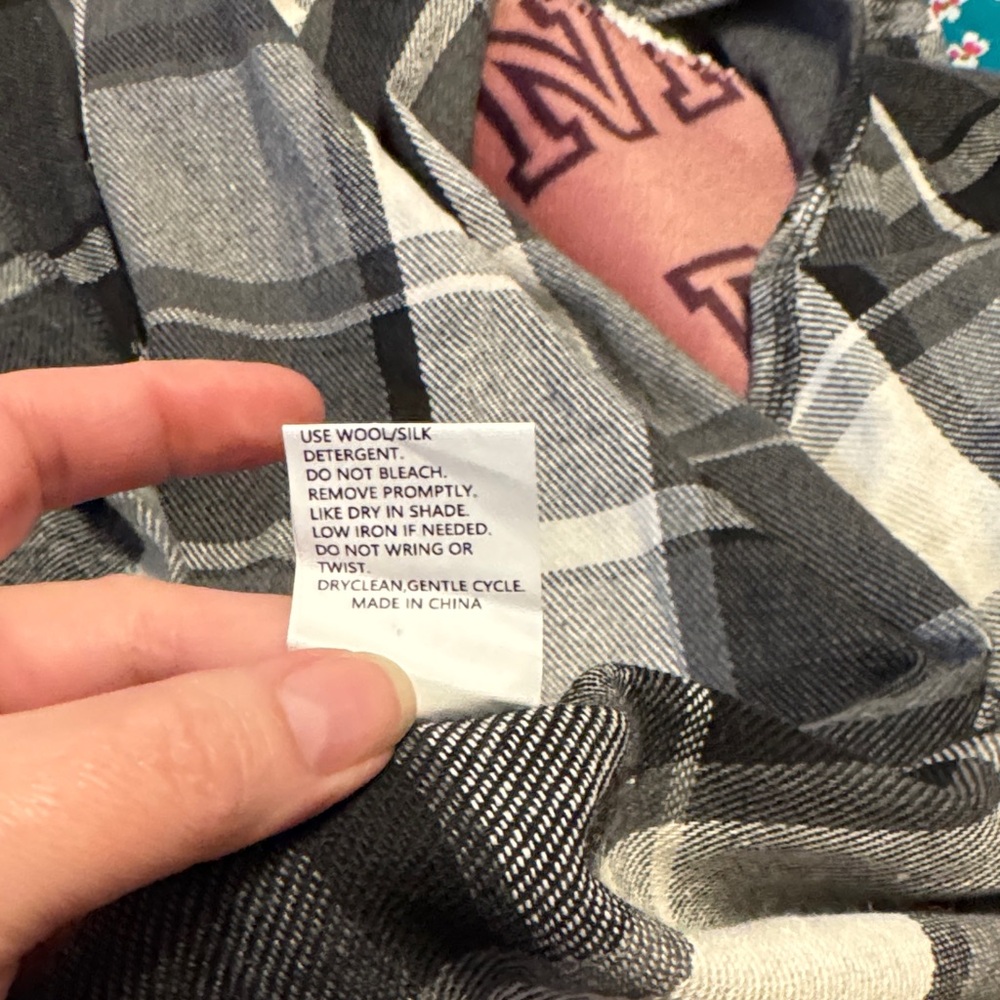 Stylish Black and Gray Plaid Sleeveless Vest - Picture 5 of 7